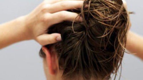 Cuidados para el cabello: tratamientos contra las raíces grasas