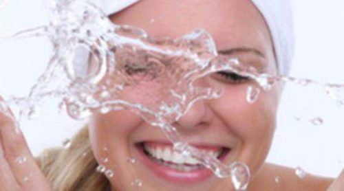 Cómo limpiar tu cara paso a paso: la importancia de mantener tu rostro limpio
