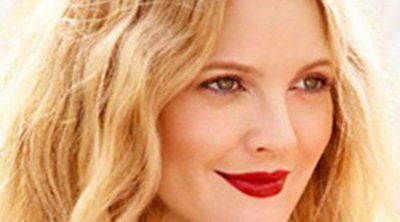 Drew Barrymore apuesta por los tonos rosados en su primera colección de maquillaje, 'Flower'