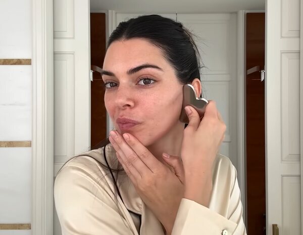 El truco viral de Kendall Jenner para conseguir un lifting de cejas gracias a la Gua Sha