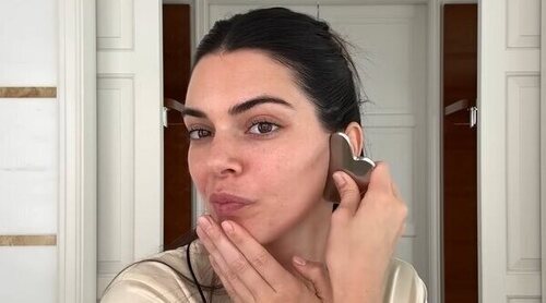 El truco viral de Kendall Jenner para conseguir un lifting de cejas gracias a la Gua Sha