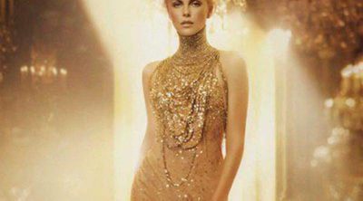 Charlize Theron, la chica dorada que trepa por la fragancia 'J'Adore Dior'