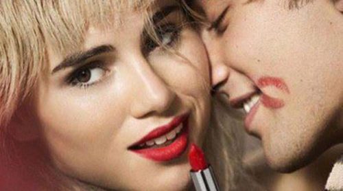 El rojo se apodera de los labios de Suki Waterhouse con la nueva 'Burberry Kisses'