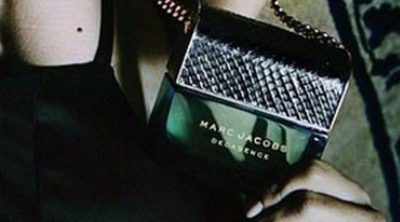 Adriana Lima muerde el bolsito que guarda la 'Decadence' de Marc Jacobs