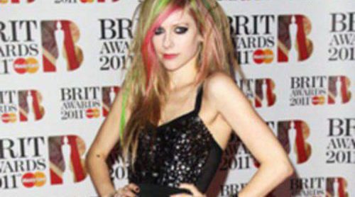 Avril Lavigne colabora con Sally Hansen para lanzar una nueva línea de manicura
