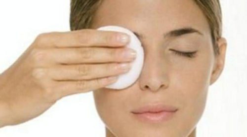 Aceite de jojoba, ideal para desmaquillar los ojos sensibles