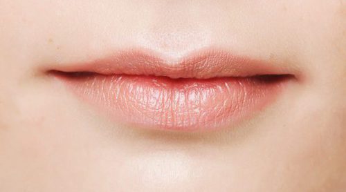 Cómo maquillarse los labios finos