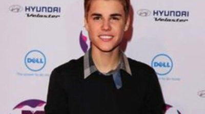 Justin Bieber recibe el premio Elizabeth Taylor Fragance Celebrity del Año 2012