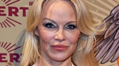 Pamela Anderson y Natalia Dyer lucen los peores beauty looks de la semana