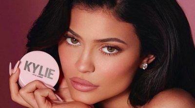 Kylie Jenner presenta los nuevos polvos fijadores de Kylie Cosmetics en seis tonos