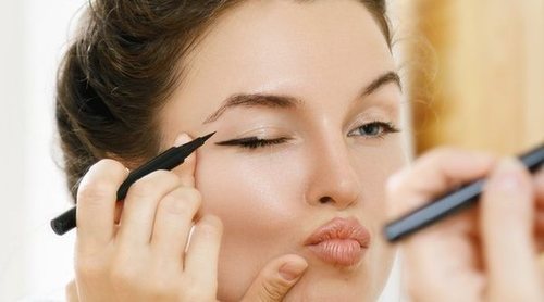 Eyeliner: cómo hacer el delineado para torpes