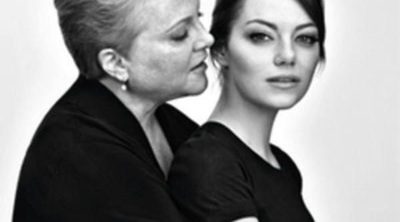 Emma Stone protagoniza junto a su madre una campaña contra el cáncer para Revlon