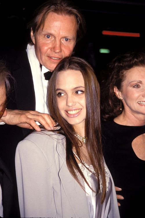 Angelina Jolie con el pelo liso acompañada de su padre