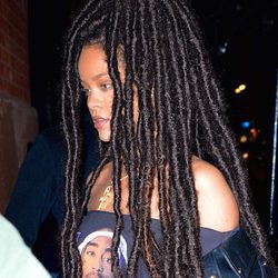 Rihanna con una coleta de rastas en Nueva York