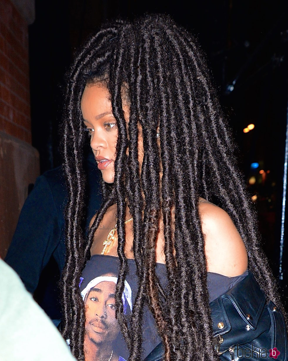 Rihanna con una coleta de rastas en Nueva York
