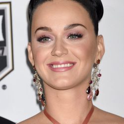 Katy Perry con un tirante moño alto