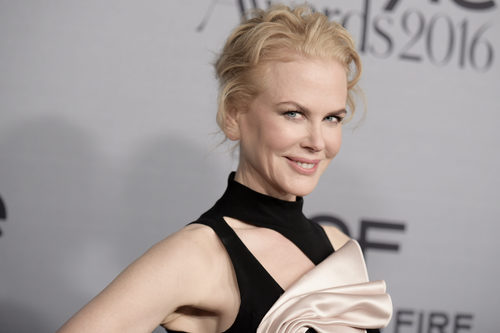 Nicole Kidman con rizos cayéndole por la frente