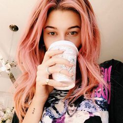 Hailey Baldwin sube una foto a su cuenta de Instagram para mostrar su nuevo color de pelo