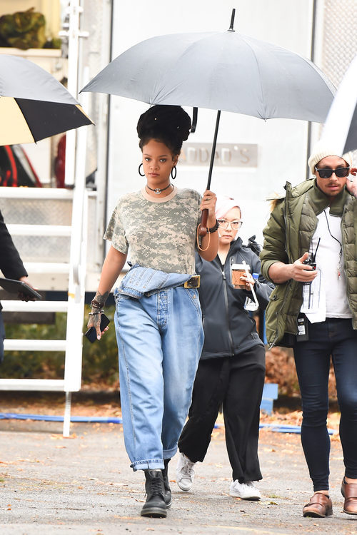 Rihanna con un moño de rastas