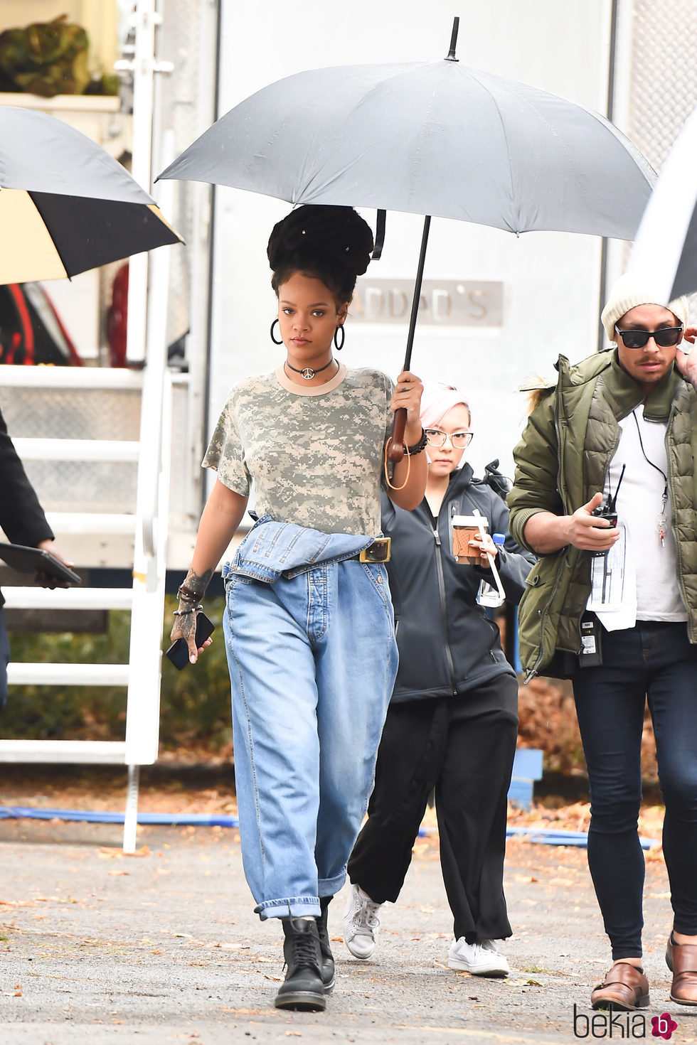 Rihanna con un moño de rastas