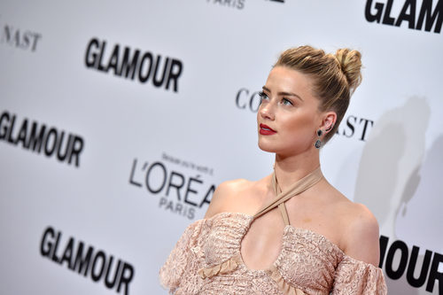 Amber Heard esculpe su rostro para Glamour Women of the Year