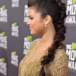 Selena Gomez con una trenza pull-through