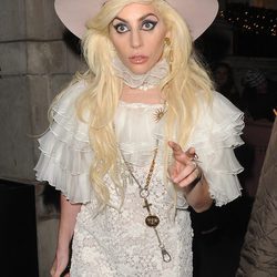 Lady Gaga con un intenso delineado de ojos