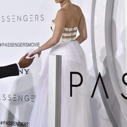 Jennifer Lawrence con un recogido y labios rojos en la premiere de 'Passengers'