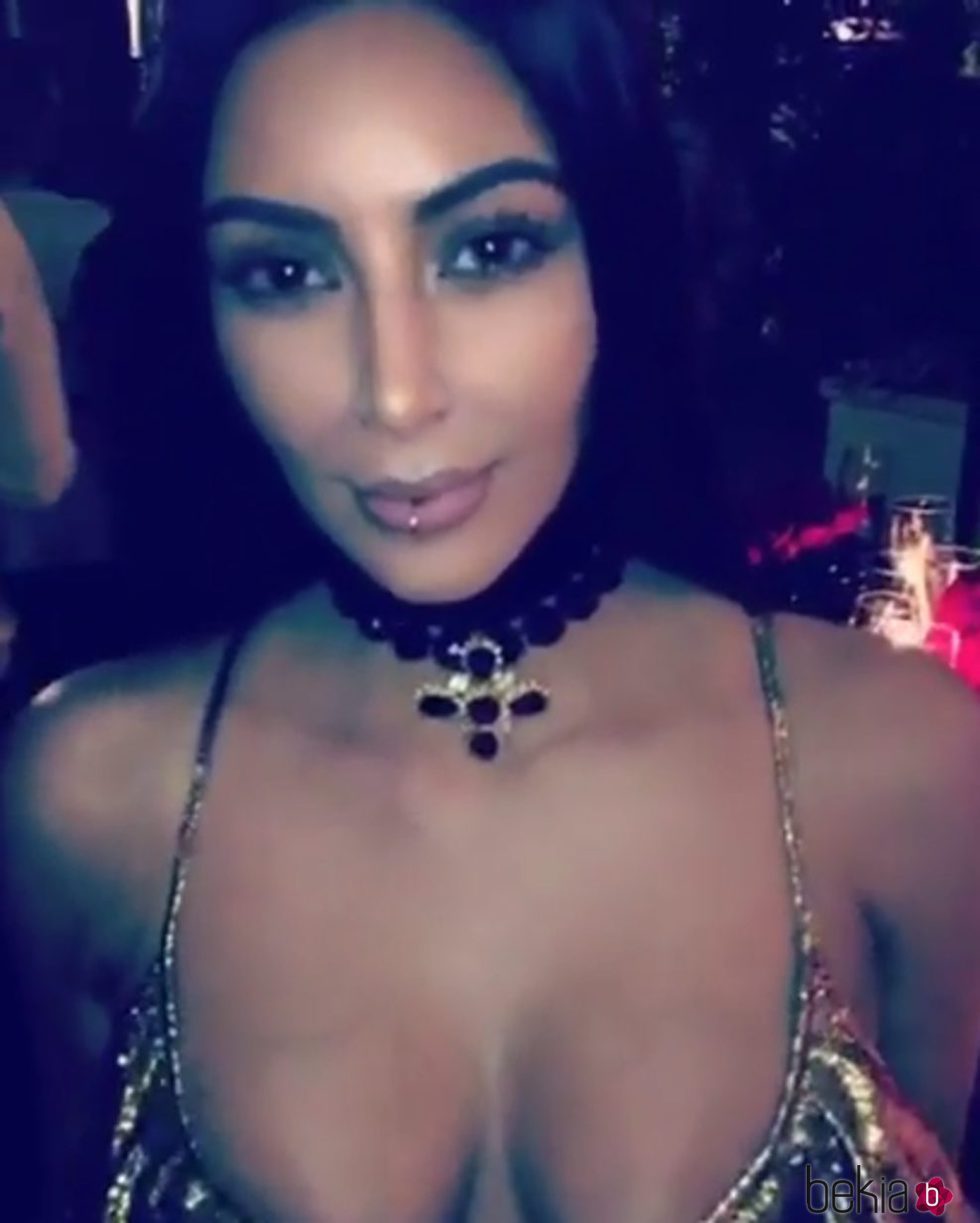 Kim Kardashian aparece en Snapchat con un piercing en el labio