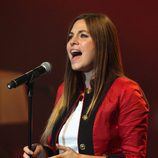 Leire Martínez cantando con el cabello liso
