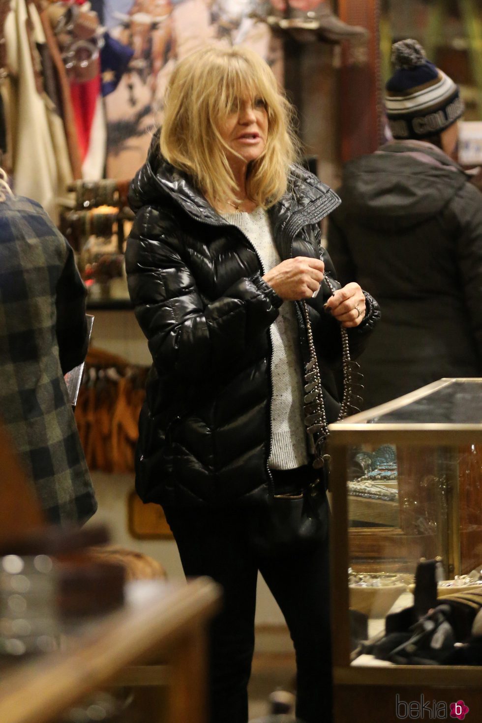 Goldie Hawn comprando con el cabello despeinado