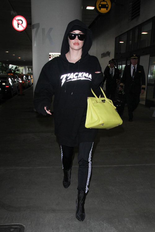 Khloé Kardashian intentando pasar desapercibida en LAX