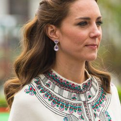 Kate Middleton opta por un semi recogido ondulado