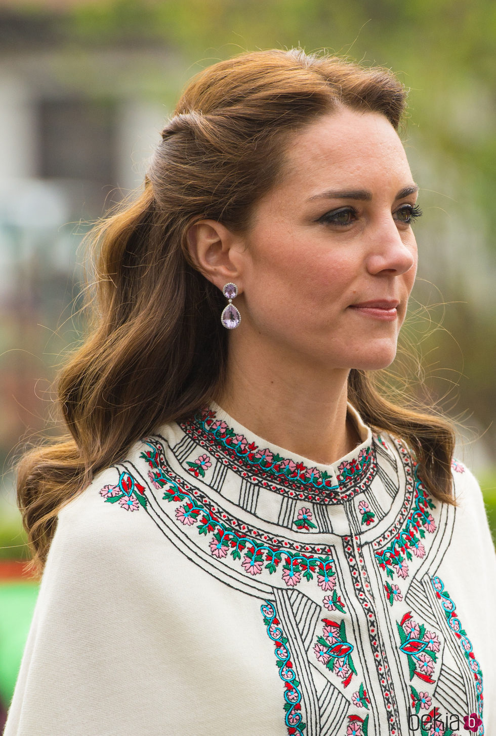 Kate Middleton opta por un semi recogido ondulado
