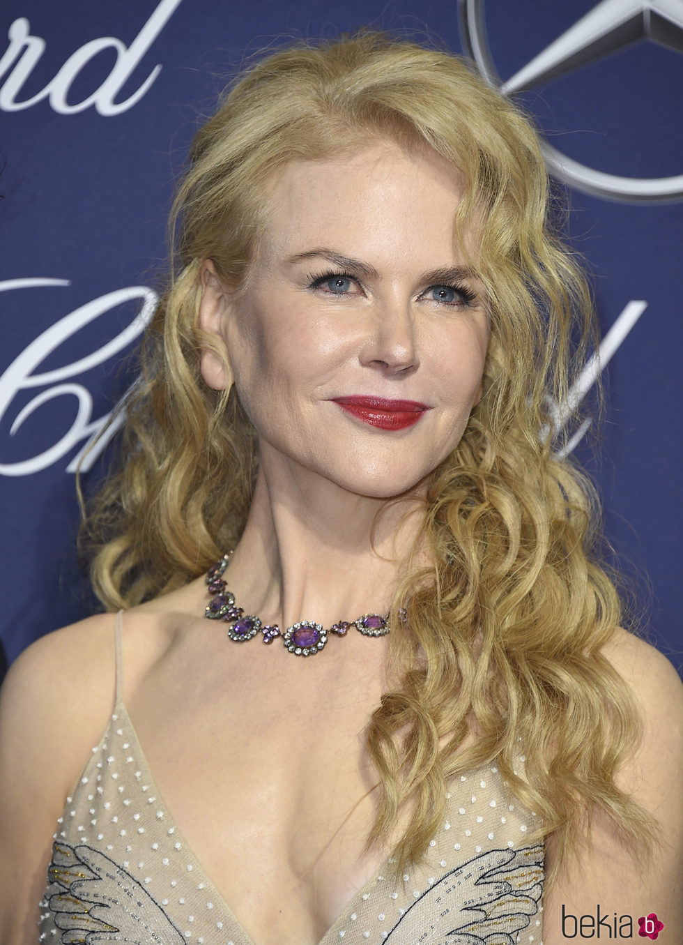 Nicole Kidman con el cabello rizado y labios rojos