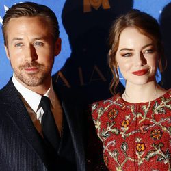 Emma Stone con un look en tonos rojizos junto a Ryan Gosling
