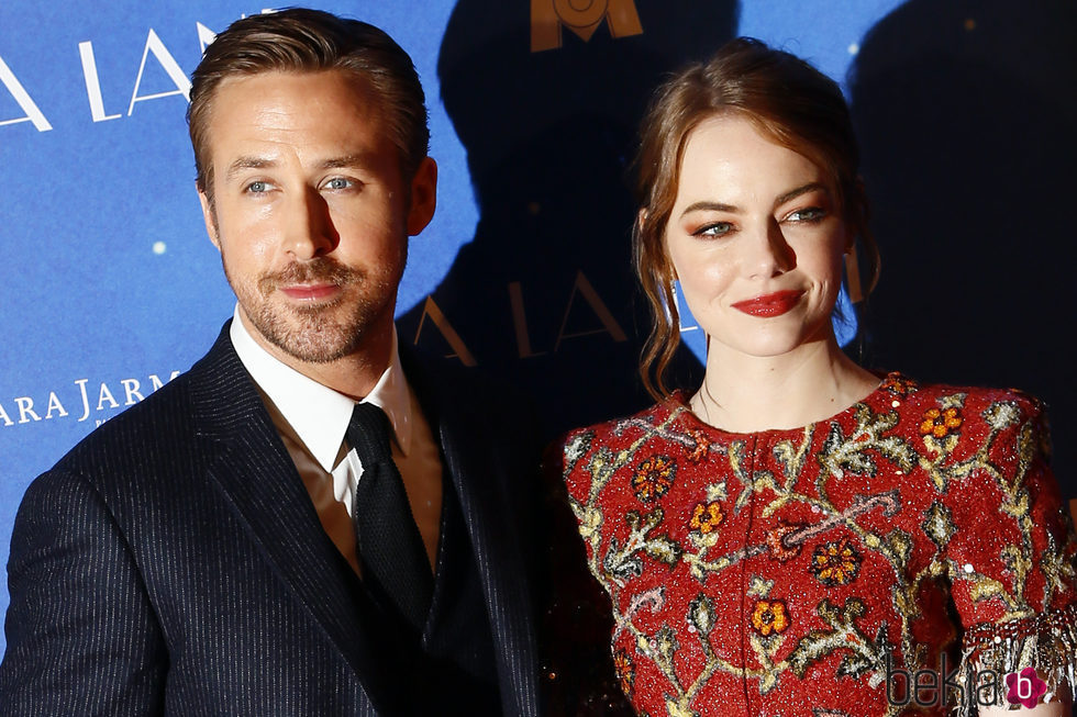 Emma Stone con un look en tonos rojizos junto a Ryan Gosling