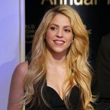 Shakira con una voluminosa melena ondulada