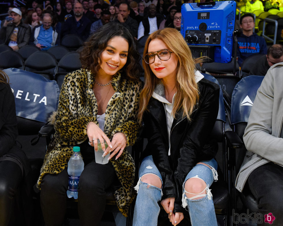 Vanessa Hudgens y Ashley Tisdale con looks naturales viendo un partido de baloncesto