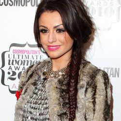 Cher Lloyd luce una trenza con mucho volumen
