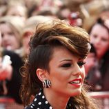 Cher Lloyd con una cresta de pelo largo