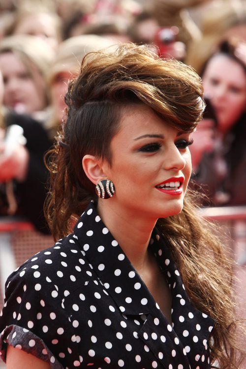 Cher Lloyd con una cresta de pelo largo