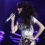 Cher Lloyd actuando con la melena rizada