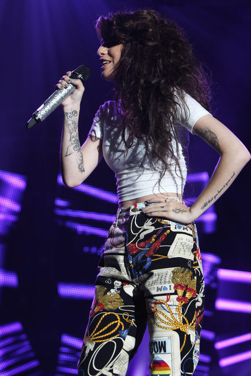 Cher Lloyd actuando con la melena rizada