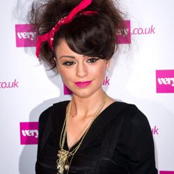 Cher Lloyd con un lazo y el cabello encrespado en una coleta