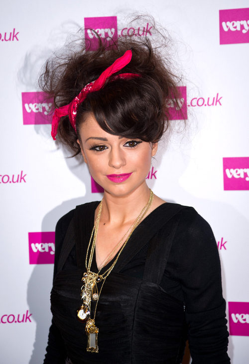 Cher Lloyd con un lazo y el cabello encrespado en una coleta