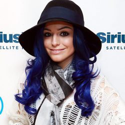 Cher Lloyd con un sombrero y el cabello azul