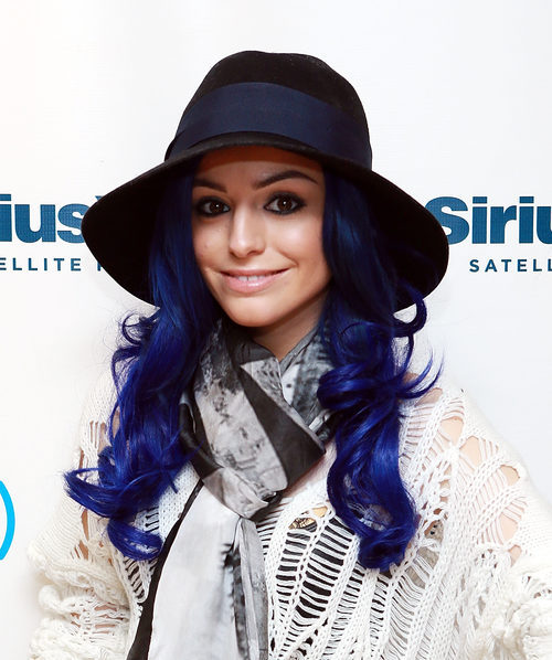 Cher Lloyd con un sombrero y el cabello azul