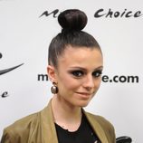 Cher Lloyd con un rulo en lo alto de la cabeza