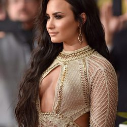 Demi Lovato con un look bronceado y la melena suelta